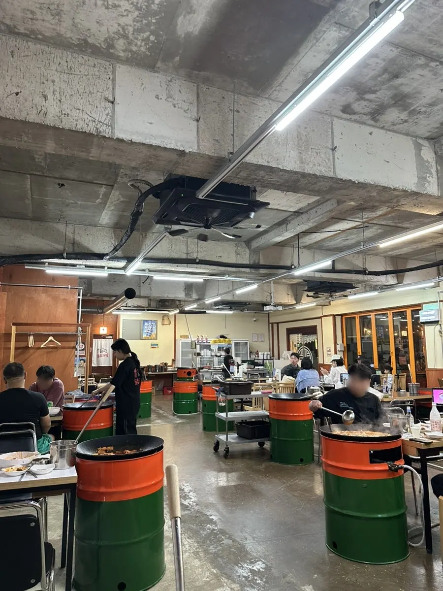 새벽 3시까지 영업 안내가 있는 매장 입구