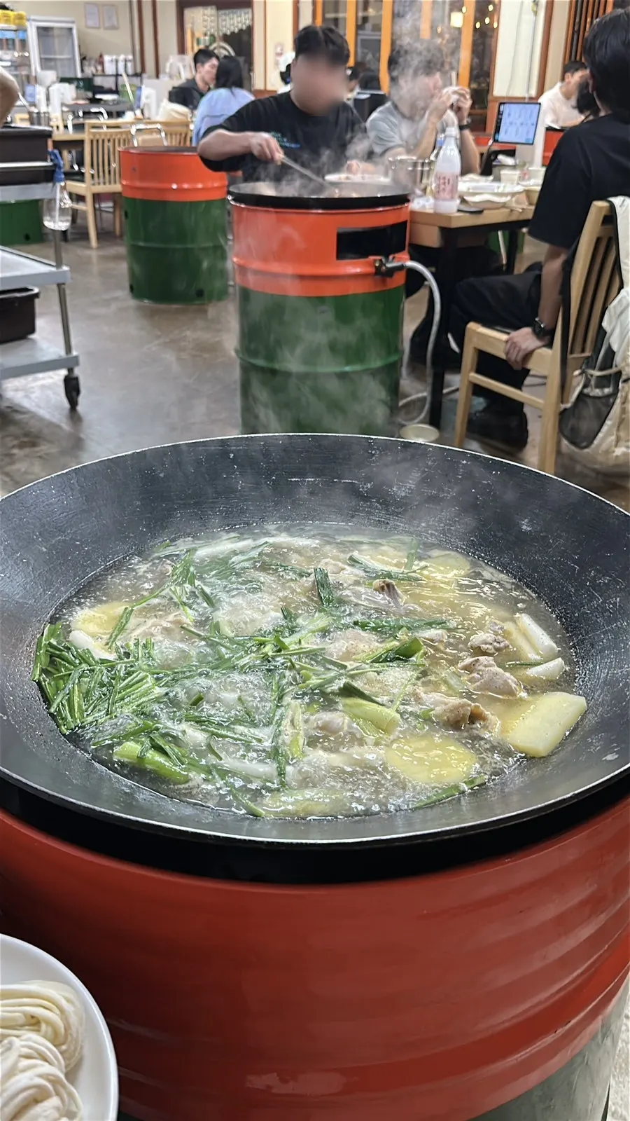 끓어오르는 닭한마리 국물