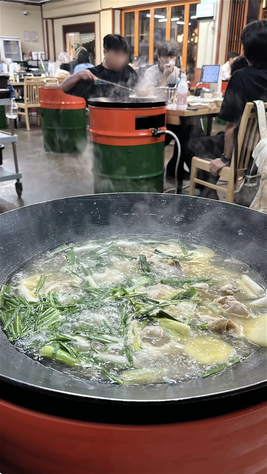 천천히 익어가는 부추와 닭