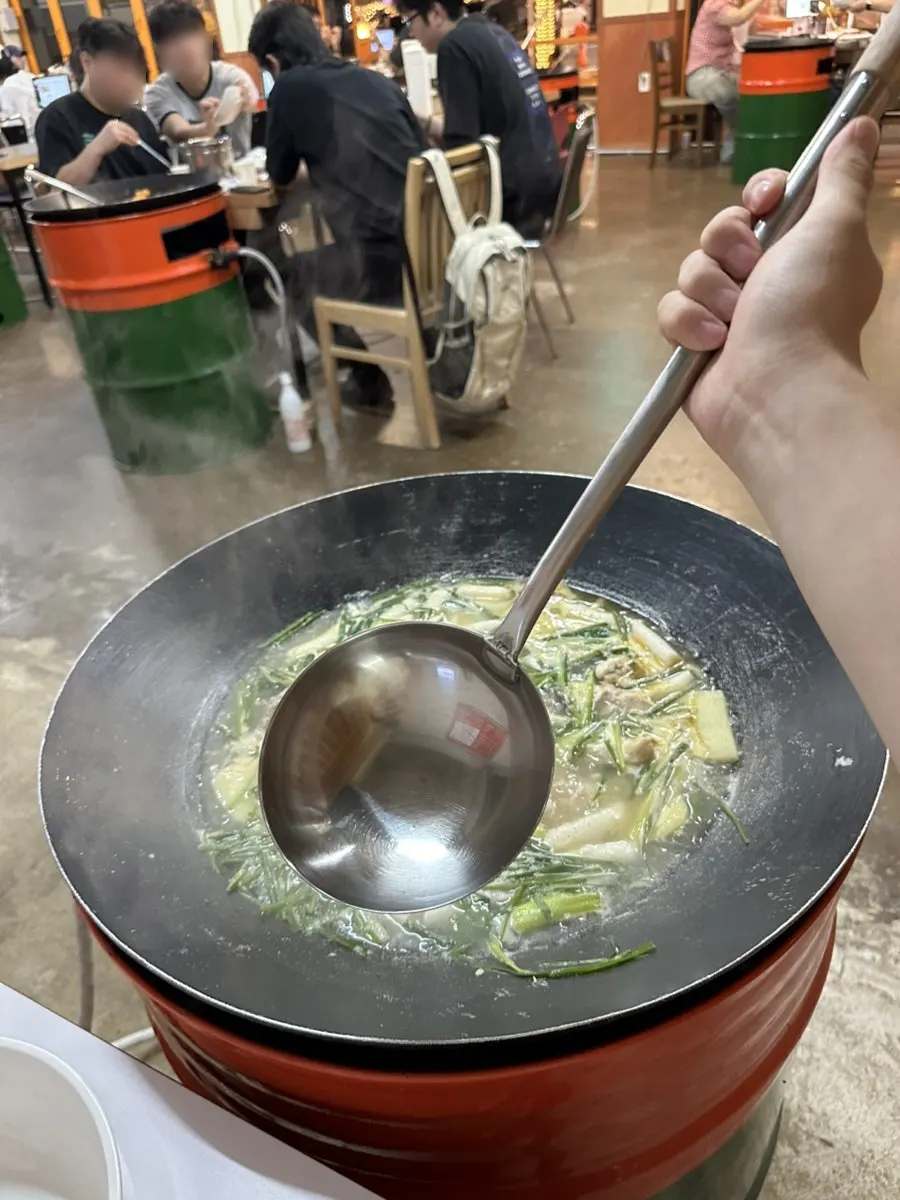 대접에 덜어 담은 닭한마리 칼국수