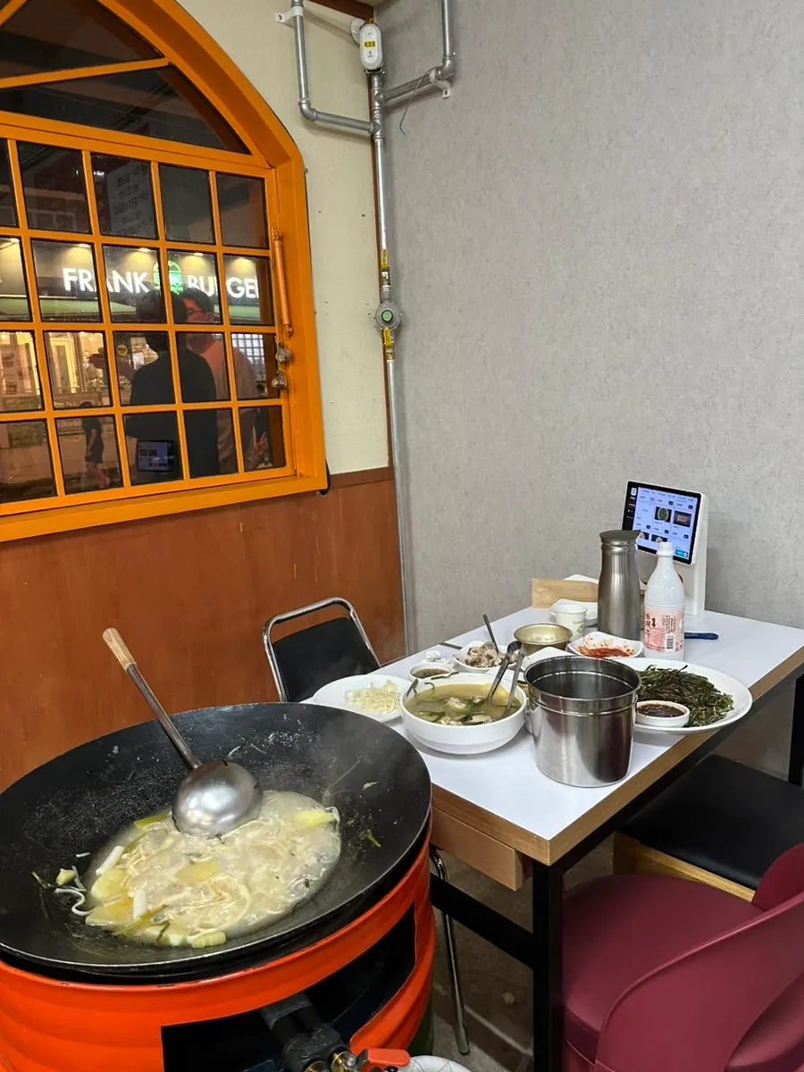 부추전과 닭한마리 함께 놓인 테이블