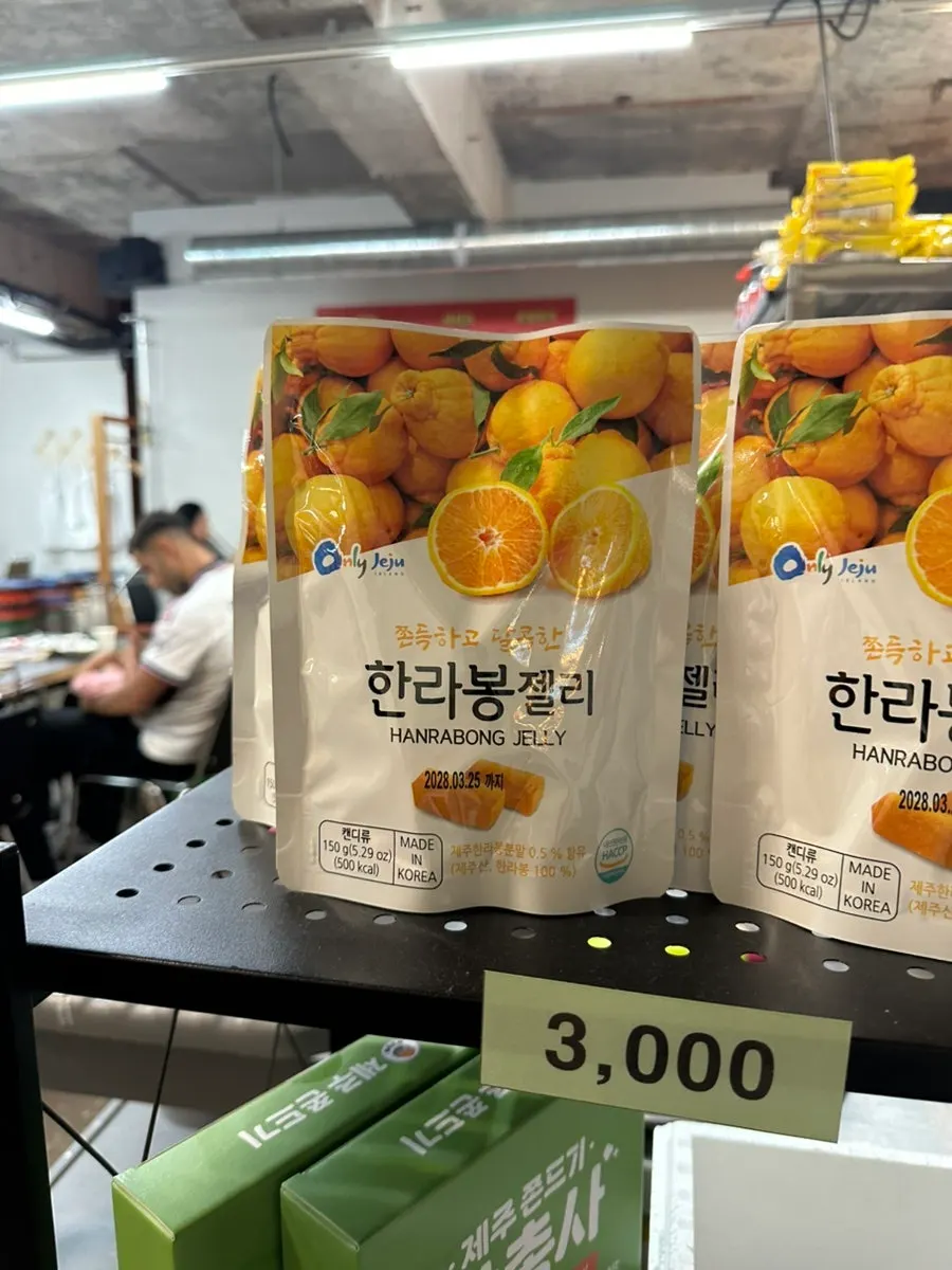칼국수면을 건져 올린 모습