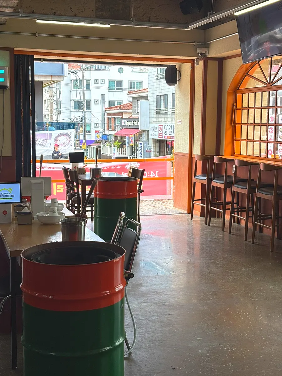 Quiet daytime seating at the Nohyeong-dong dakdoritang restaurant