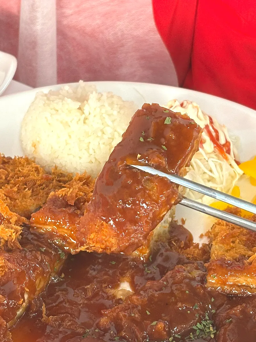 King pork cutlet cut into easy-to-eat pieces with sauce poured over half