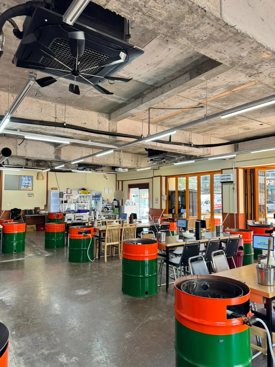 Interior with drum-barrel seating at every table