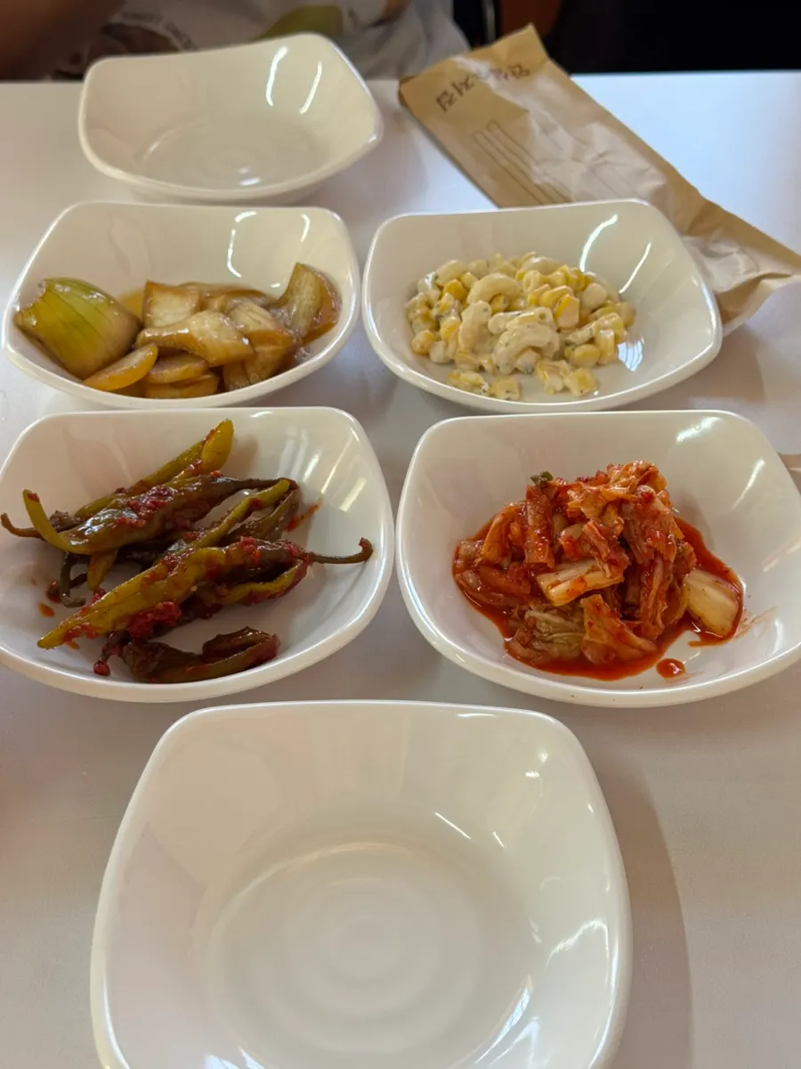 Self-serve side dish corner