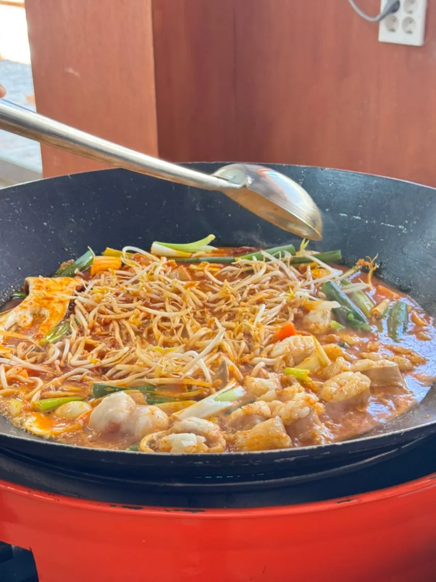 Gomdori tang bubbling in the pot lid on the drum barrel