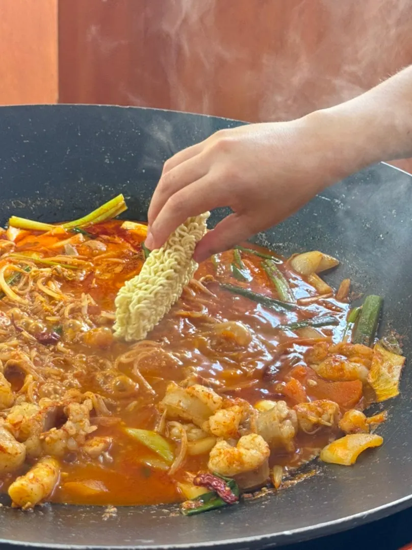 Dakdoritang cooking with an 11-minute timer beside it