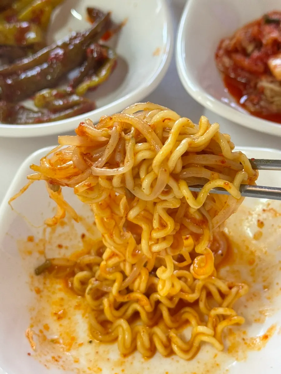 Ramyeon noodles added into the pot lid