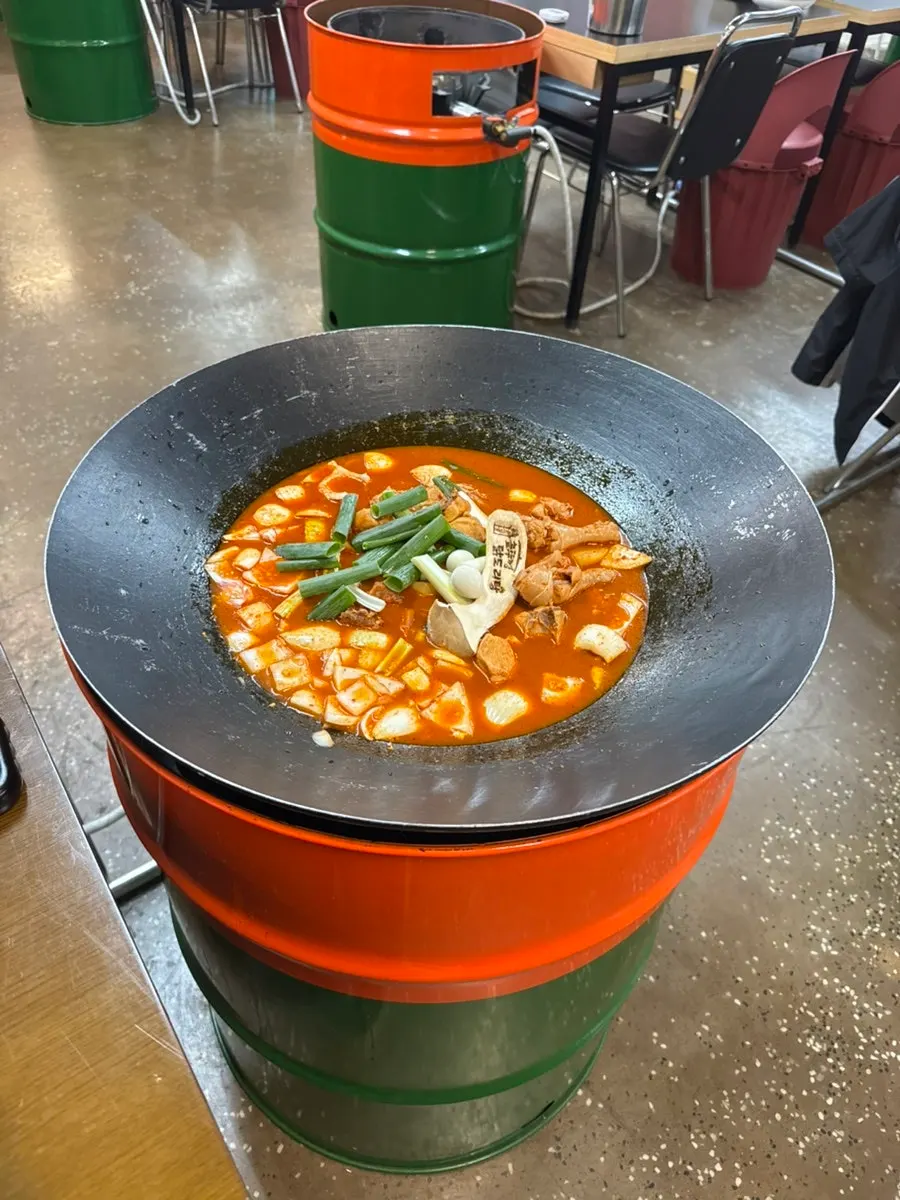 Dakdoritang set atop the heated cauldron lid