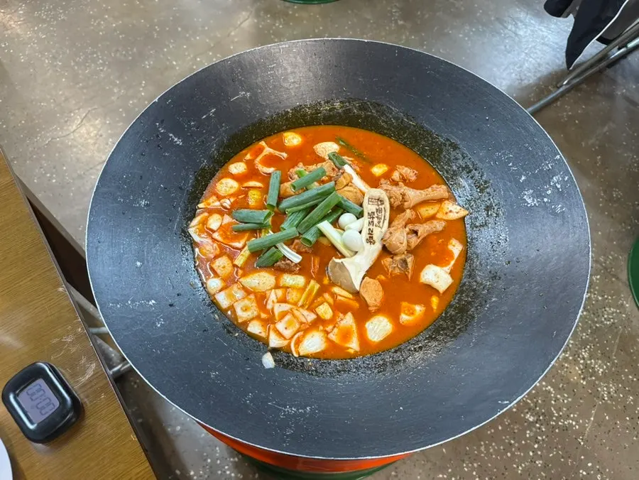 Cauldron-lid dakdoritang with reduced, thickened broth remaining