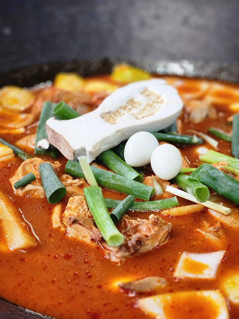 Sotttukkeong dakbokkeumtang starting to boil on the drum-can burner