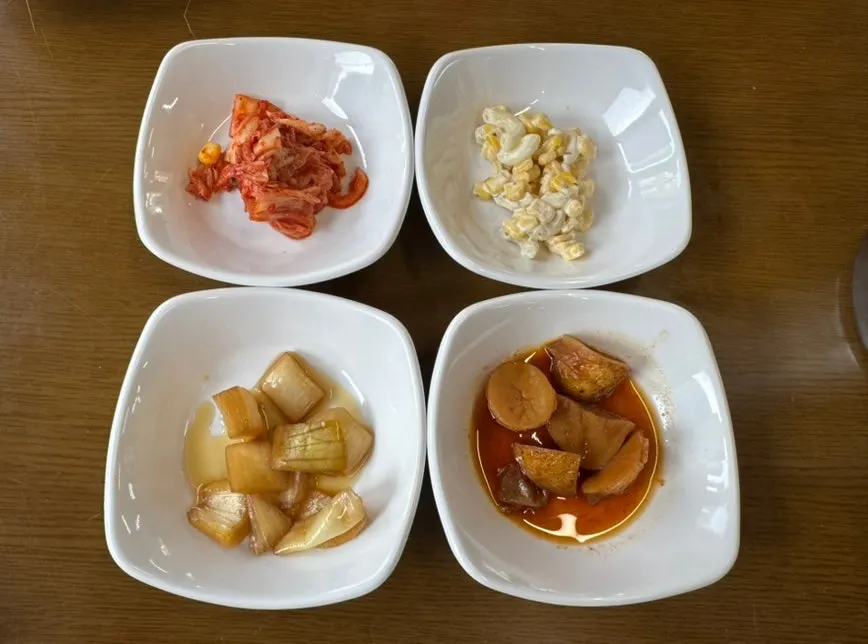 Basic side dishes including kimchi and macaroni salad