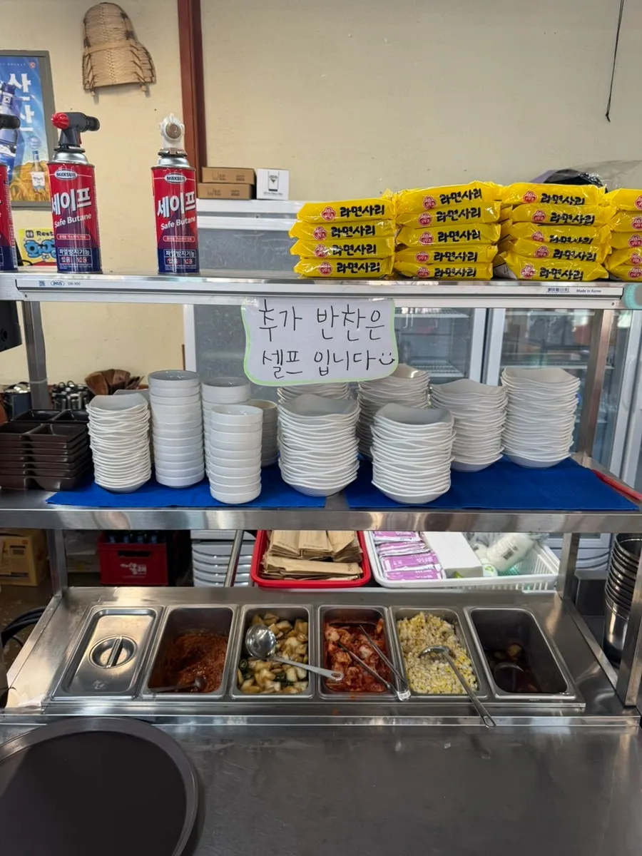 Self-serve bar for refilling side dishes