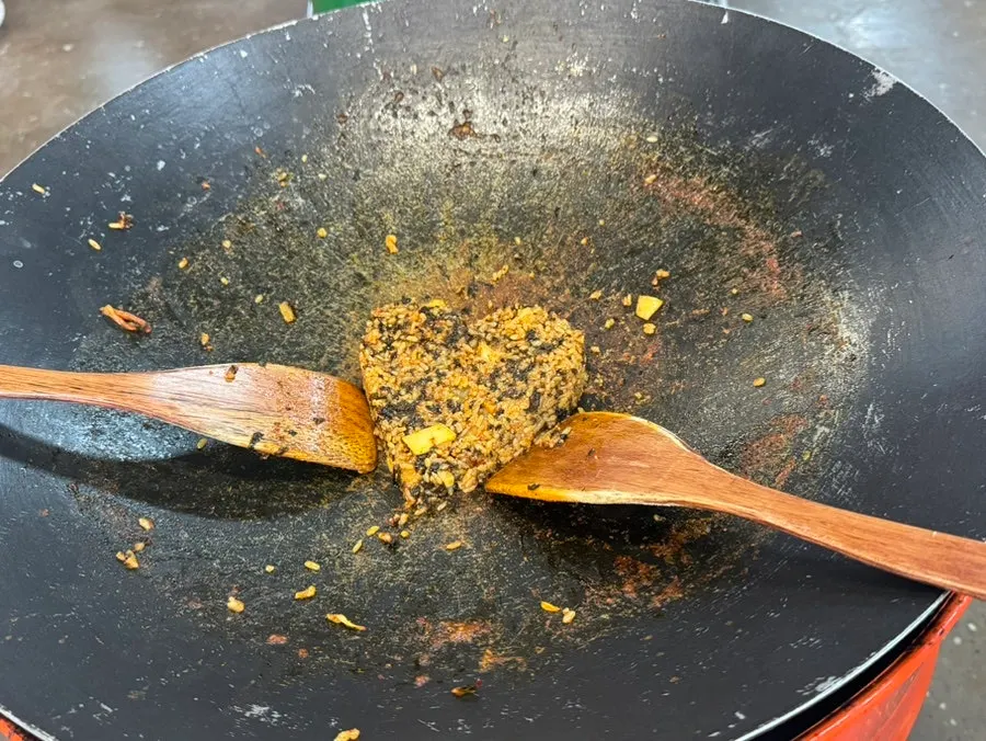 Heart-shaped fried rice in the iron lid