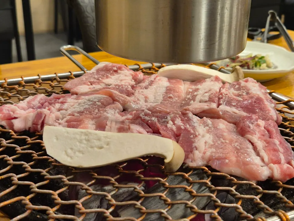 Raw galbi grilling on the charcoal