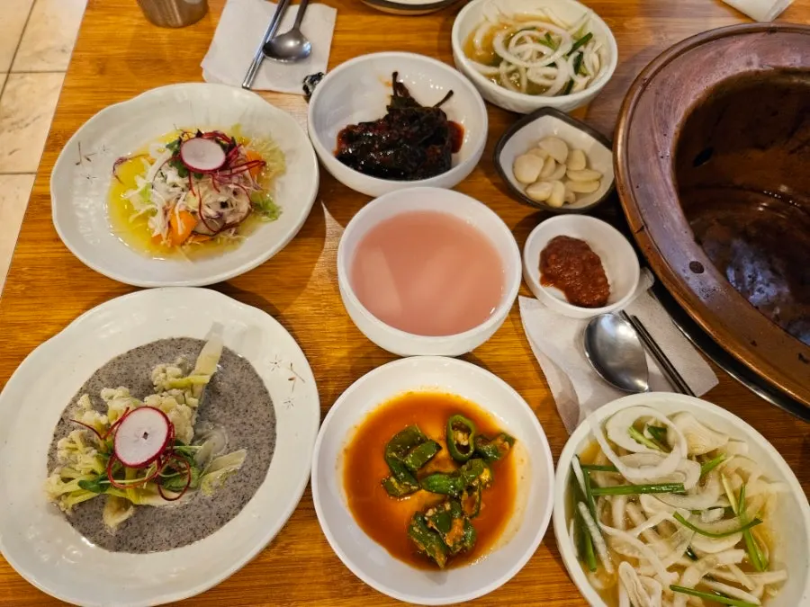 한정식 수준으로 차려진 반찬 상차림