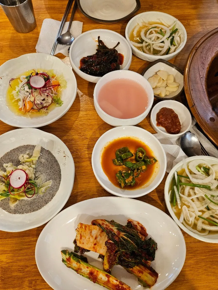 가짓수 많은 밑반찬 접시들
