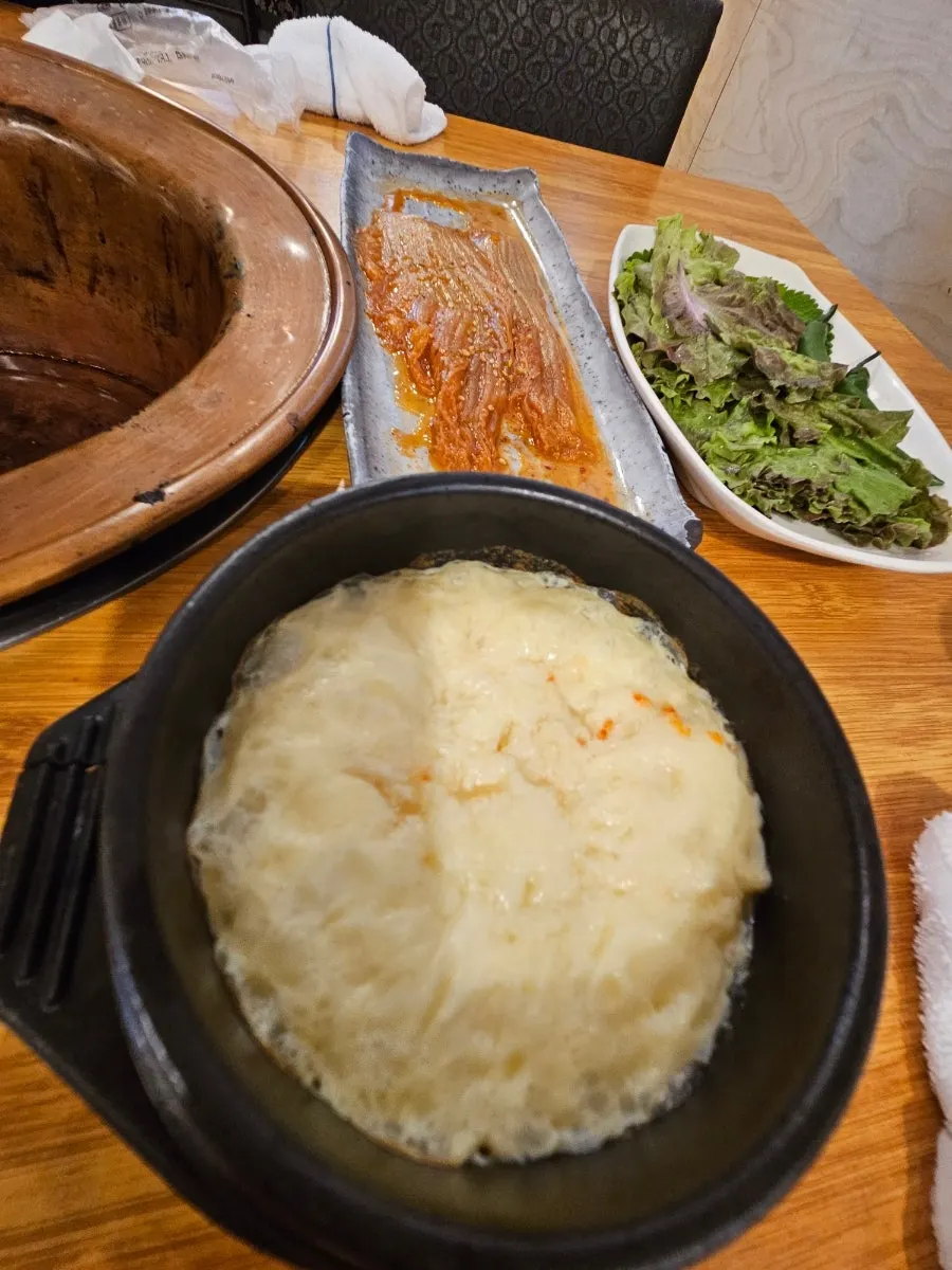 초벌구이로 미리 구워둔 돼지갈비