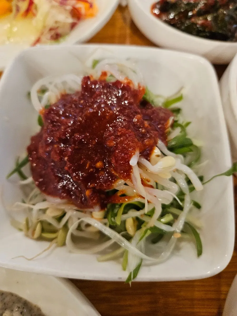 참숯 구리 석쇠에 올린 돼지 생갈비
