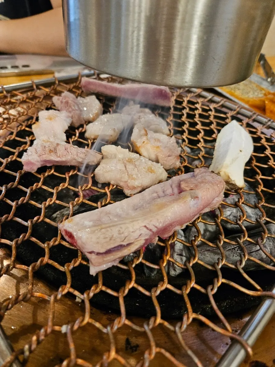 숯불에 구워지는 생갈비