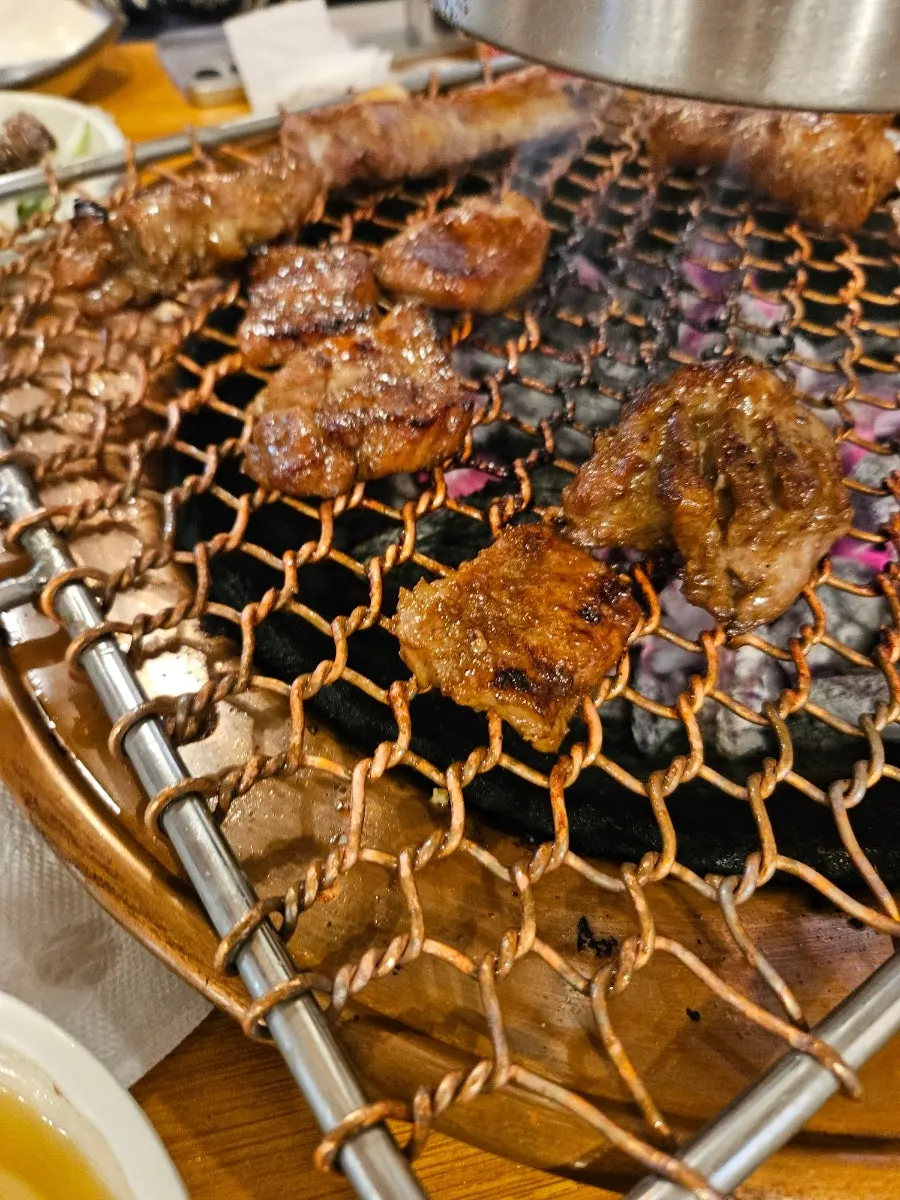 구워진 돼지 생갈비 접시