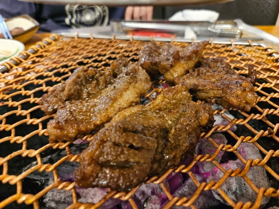 숯불에 노릇하게 구워지는 본돼지 양념갈비