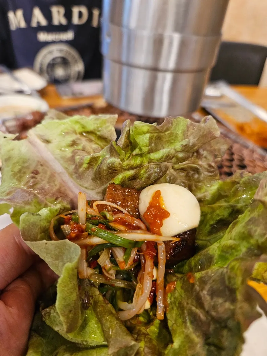 상추에 마늘과 콩나물파채를 올린 쌈