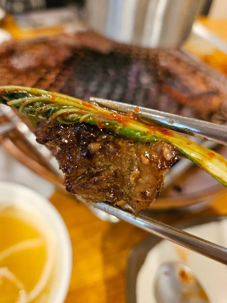 겉절이 김치에 싸 먹는 돼지갈비