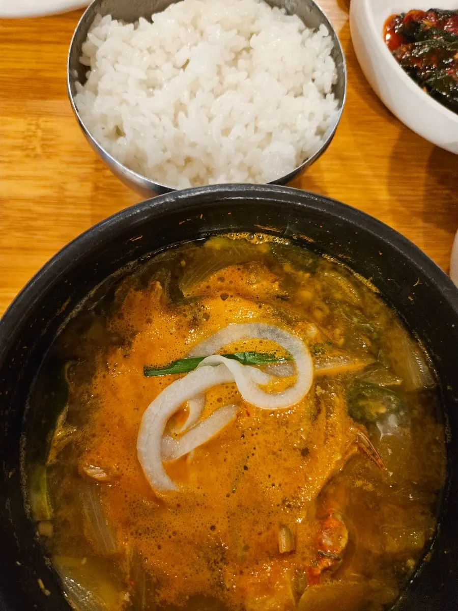 해물과 야채가 가득한 해물된장국