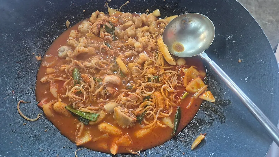 Dakdoritang served with lunchtime ramen noodles