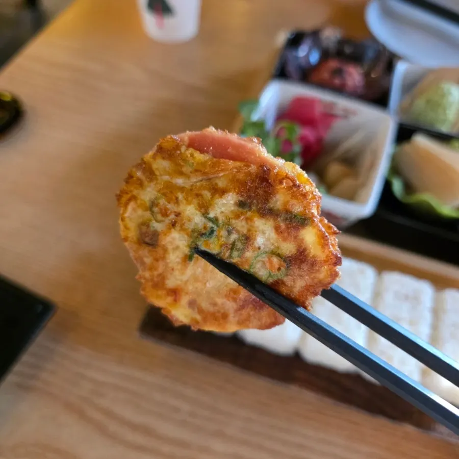 기본 안주로 나온 소시지 계란무침