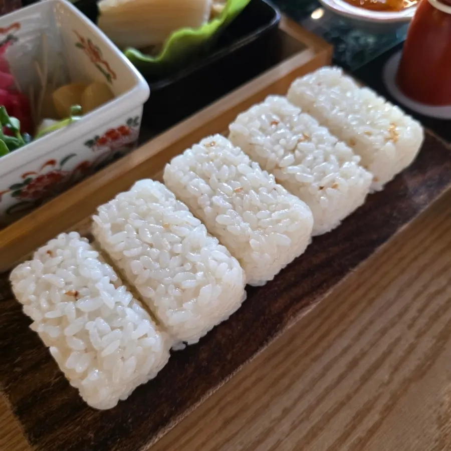 나무 도마에 담겨 나온 초밥용 밥