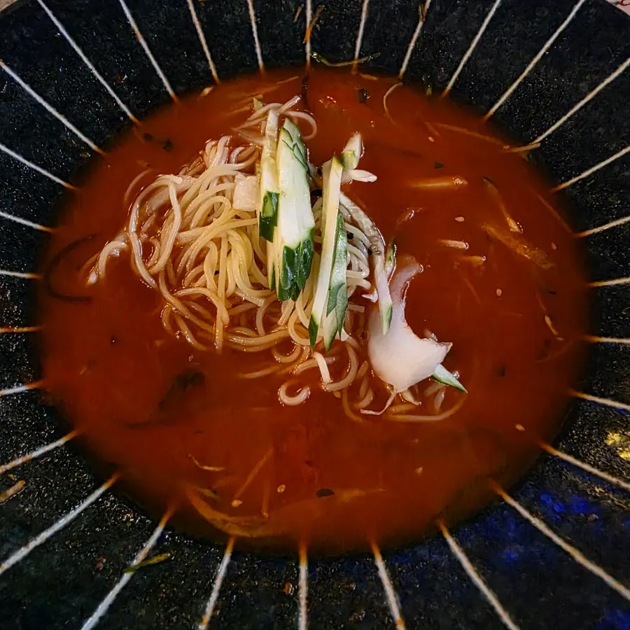 초장을 뿌려 비빈 소면