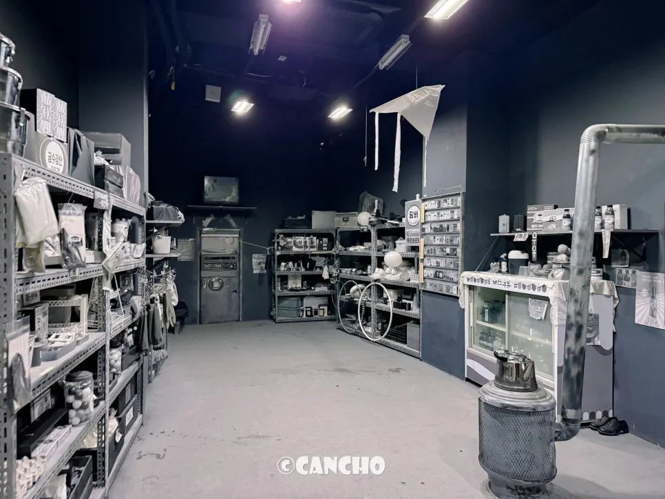 Exhibition space resembling a colorless black-and-white screen
