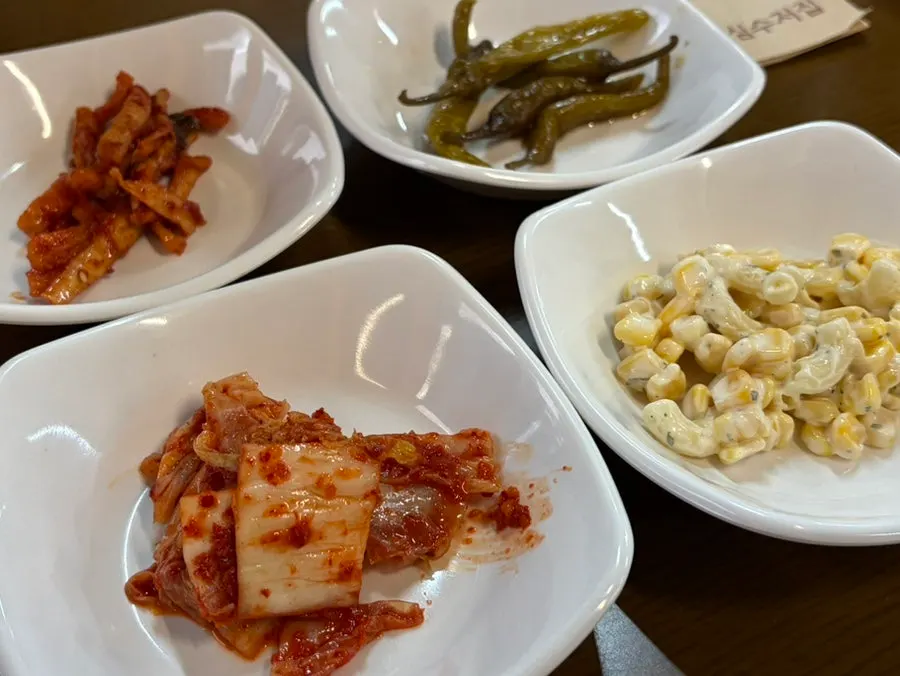 무말랭이와 고추장아찌 등 기본 밑반찬 상차림