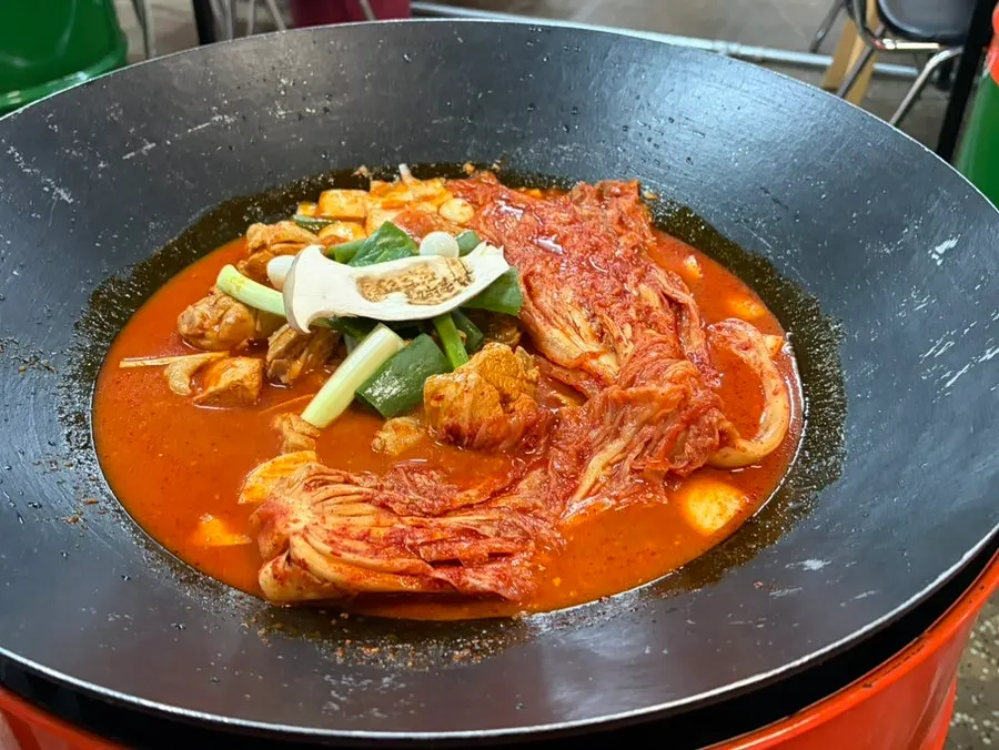 거대한 솥에 담겨 나온 솥뚜껑 묵은지 닭도리탕 2인분