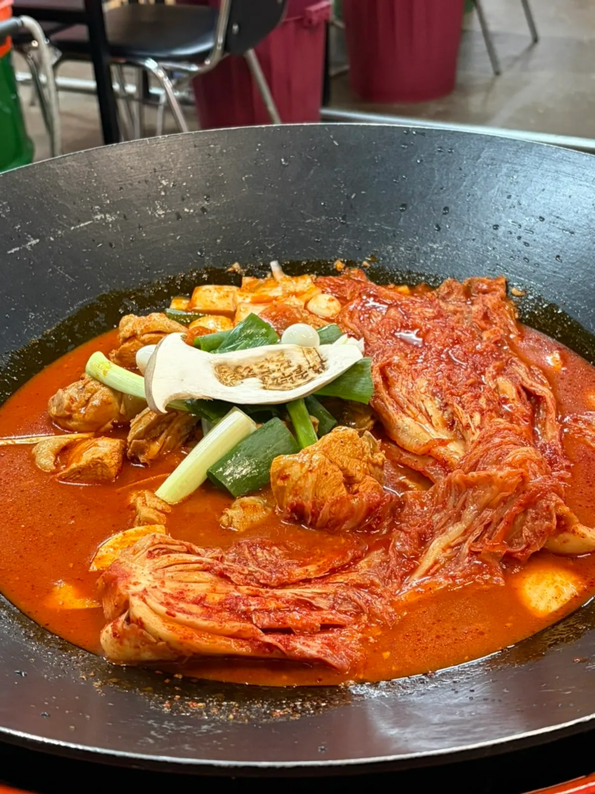 드럼통 불 위에서 끓기 시작한 묵은지 닭도리탕