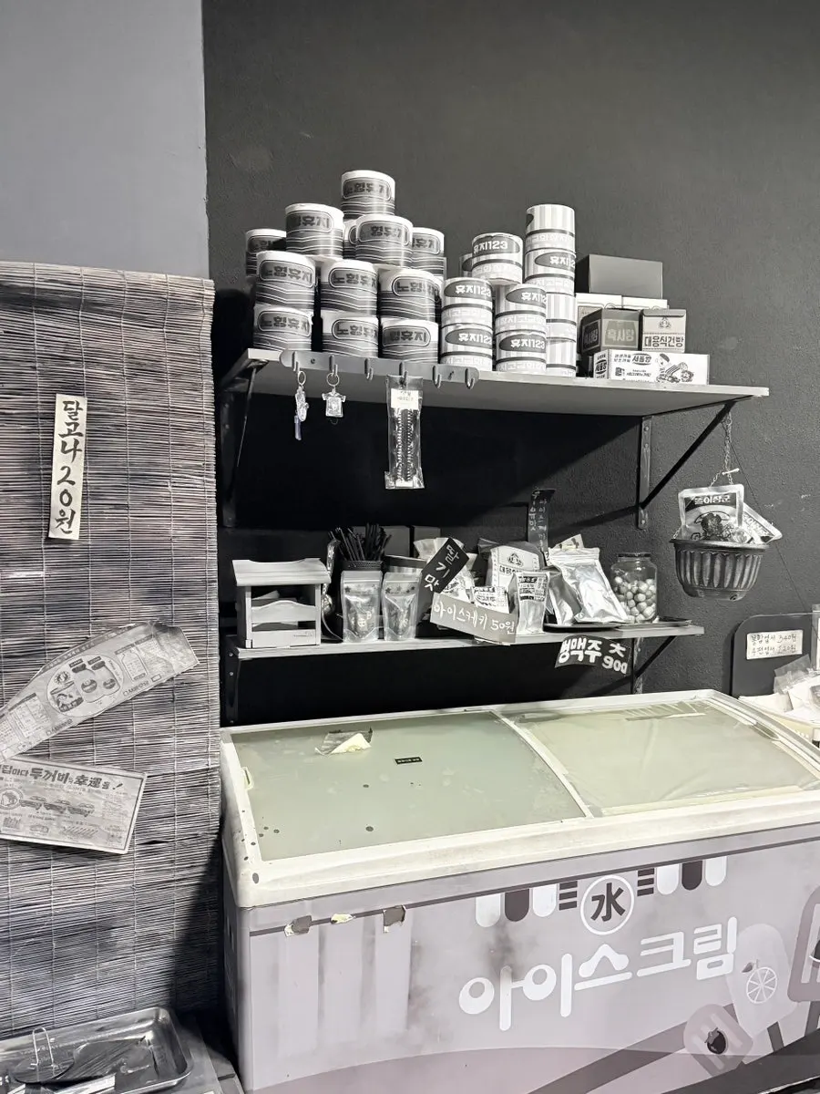 Black-and-white concept supermarket space