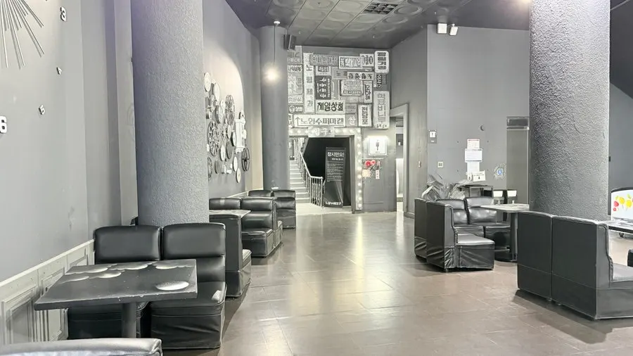 Nohyeong Dabang black-and-white concept space