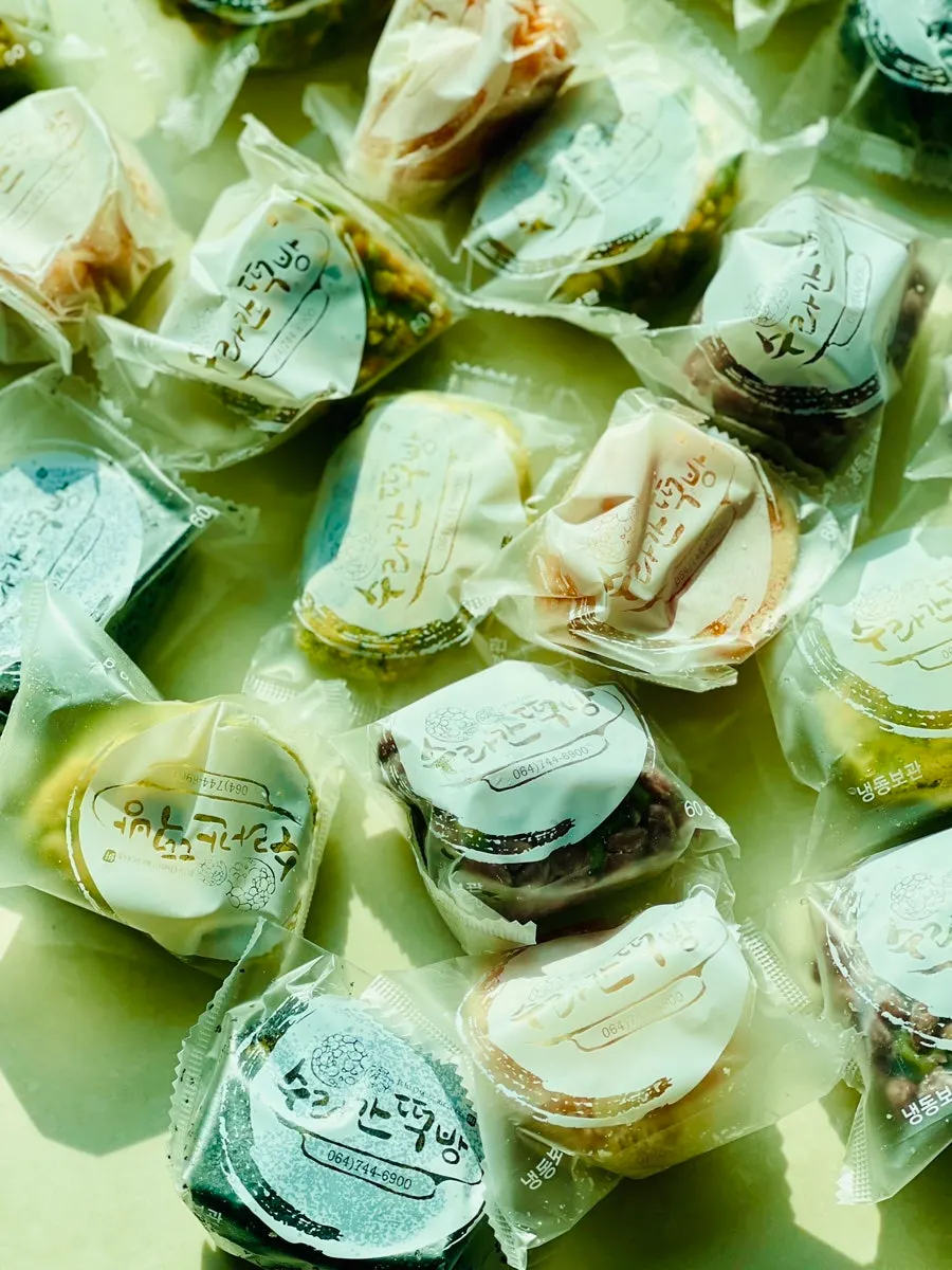 Box of omegi-tteok carried back to Seoul by plane