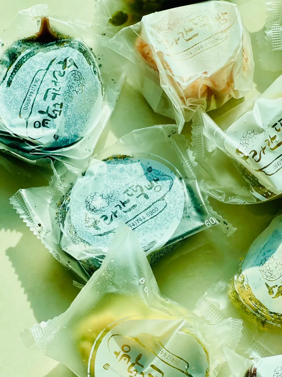 Omegi-tteok spread out flat and organized in the freezer