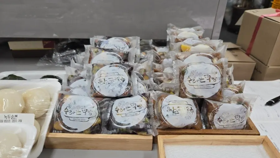 제주 노형동 오메기떡 리본 선물박스 포장과 바람떡 한 팩, 수라간떡방