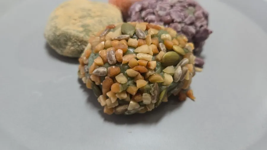 검은콩이 겉면을 덮은 오메기떡