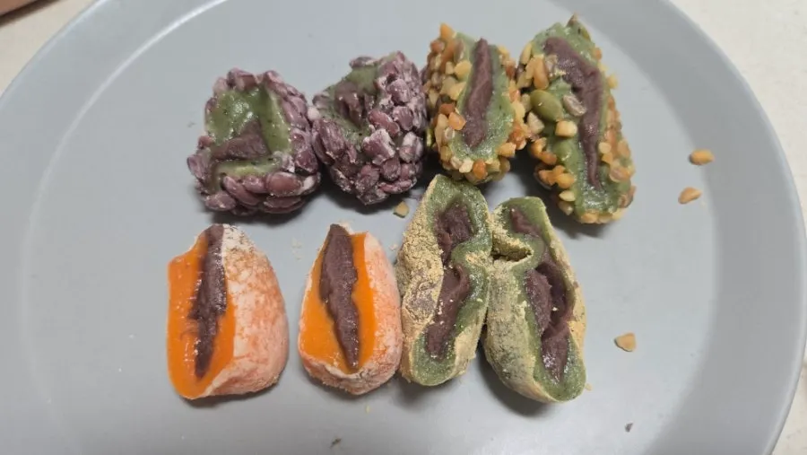 접시에 담아 잘라본 오메기떡