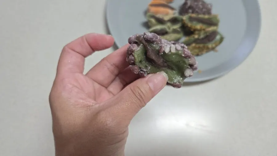 반으로 잘라 팥소가 보이는 오메기떡 단면