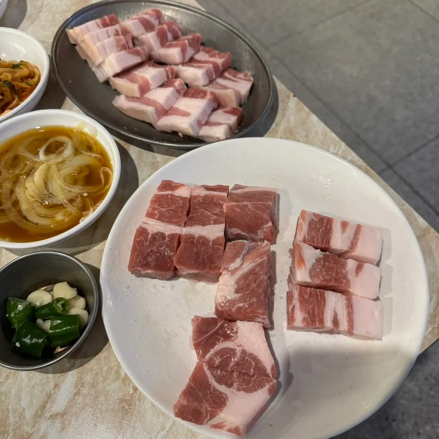 Meljeot served in a full pot at Pork80