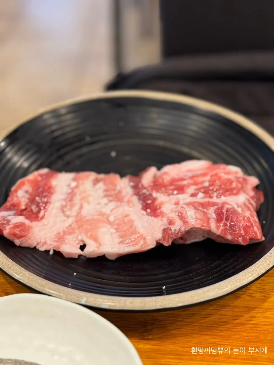 쌈 야채와 계란찜 등 기본찬 상차림