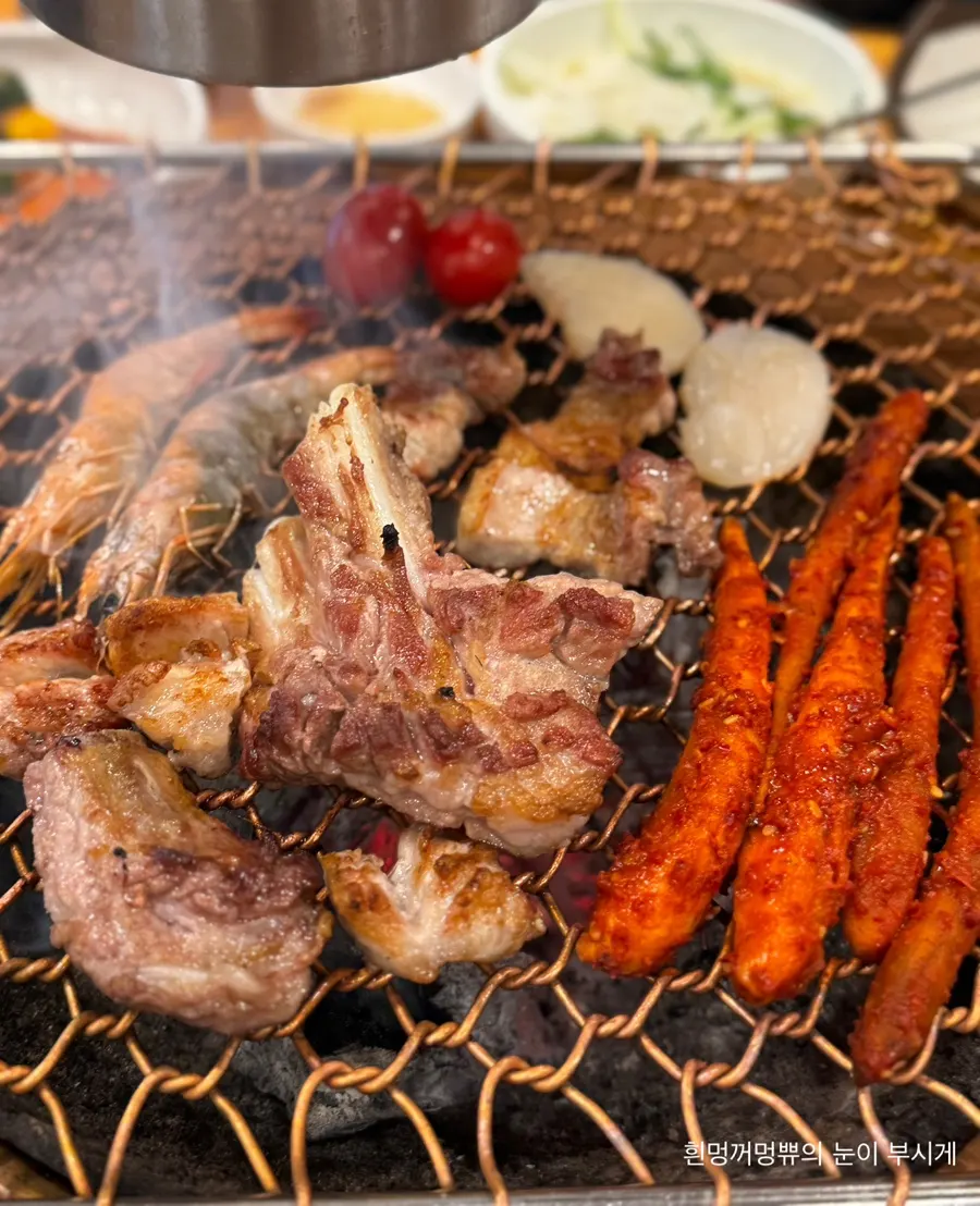 숯불 불향 입히며 훈연 중인 갈비