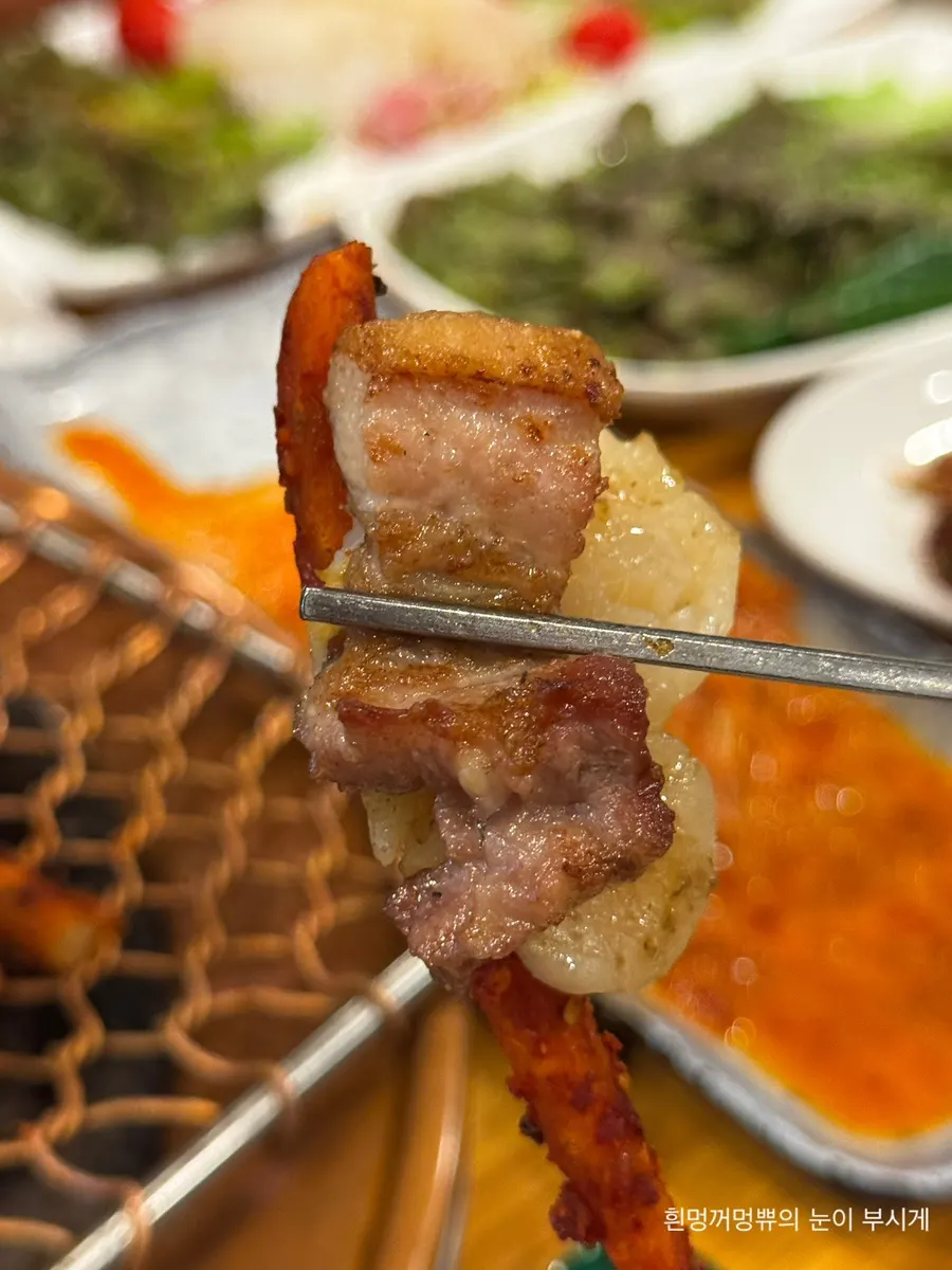 잘 익은 생갈비 한 점
